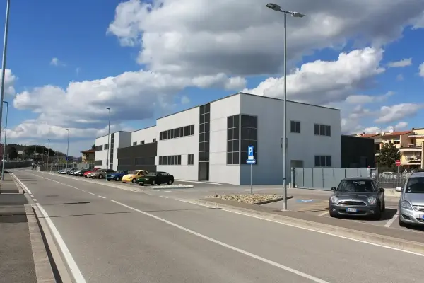 Fotoinserimento ambientale di un edificio artigianale per pratiche edilizie